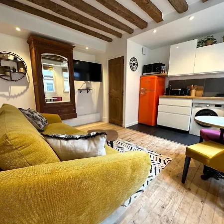 Mytripinparis - Fully Renovated Historical Apartman